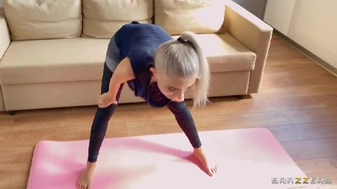 Eva Elfie downblouse yoga