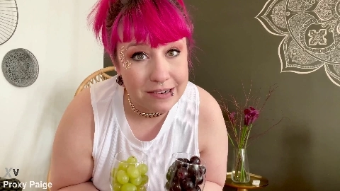 Proxy Paige Love Grapes!