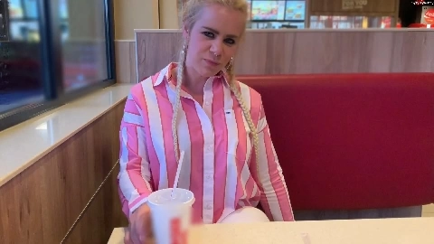 Mega Public Burger Laden Blowjob unterm - Devil Sophie