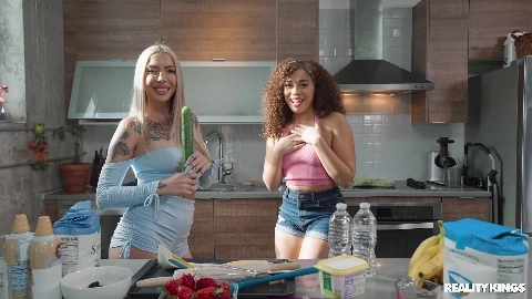 Baking With Babes - Willow Ryder, Cassidy Luxe