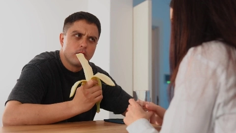 Hot MILF showed how to eat a banana - Luna Roul